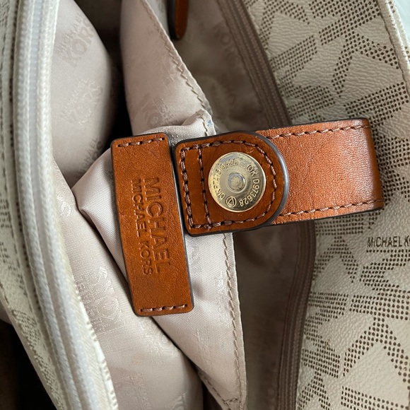 Michael Kors large purse - Picture 4 of 15